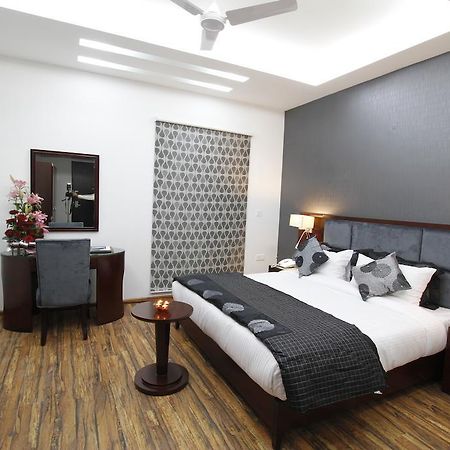 Hotel Prem Plaza Карнал Экстерьер фото