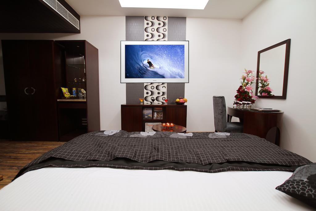 Hotel Prem Plaza Карнал Экстерьер фото