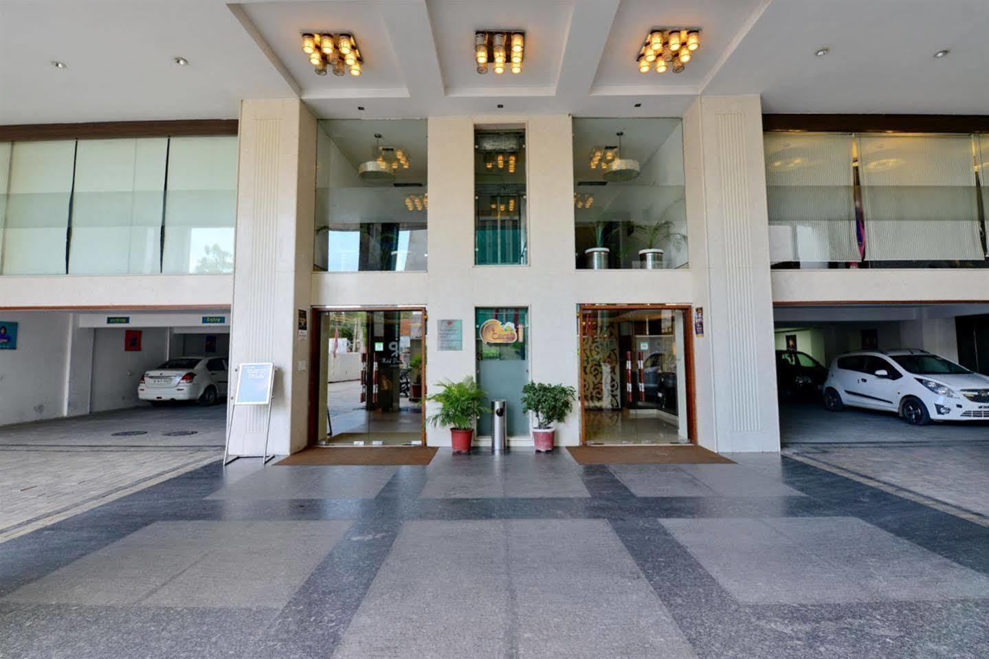 Hotel Prem Plaza Карнал Экстерьер фото