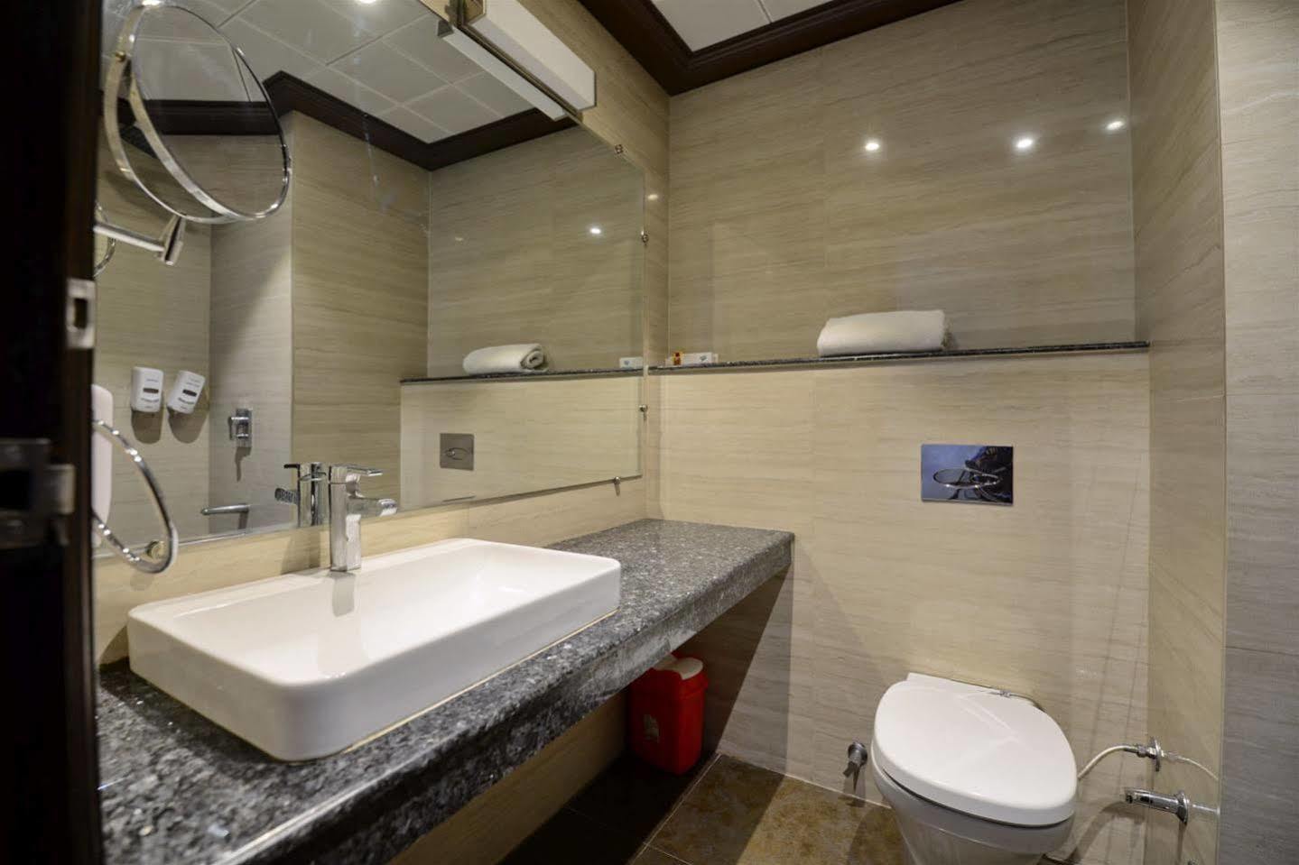 Hotel Prem Plaza Карнал Экстерьер фото