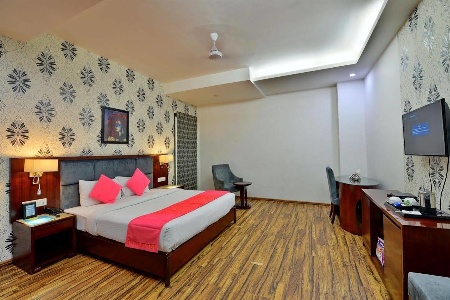 Hotel Prem Plaza Карнал Экстерьер фото