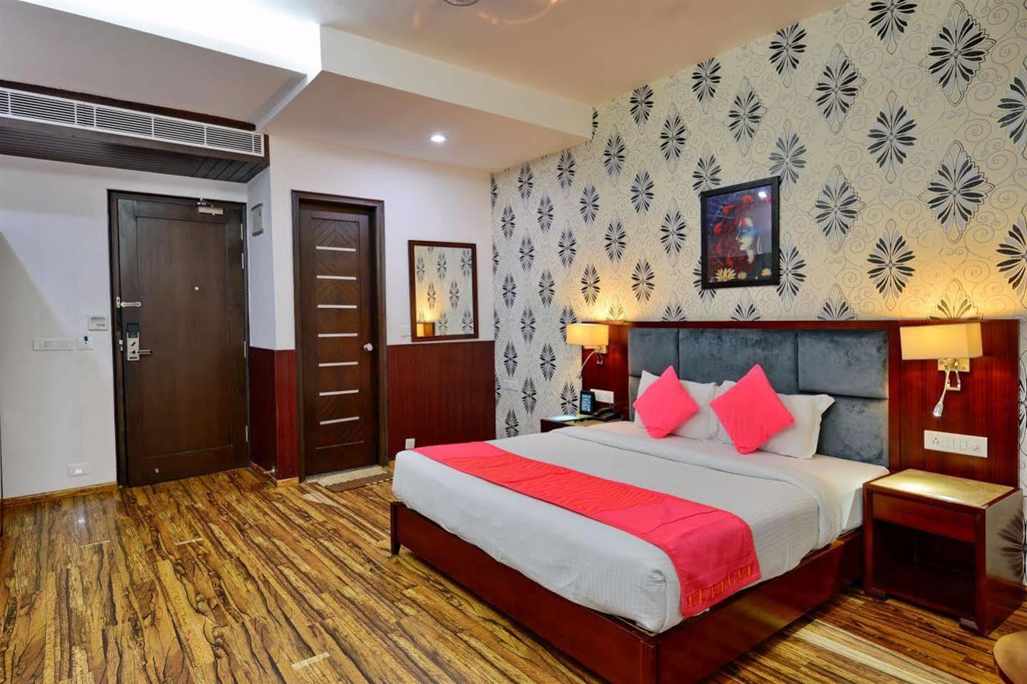 Hotel Prem Plaza Карнал Экстерьер фото